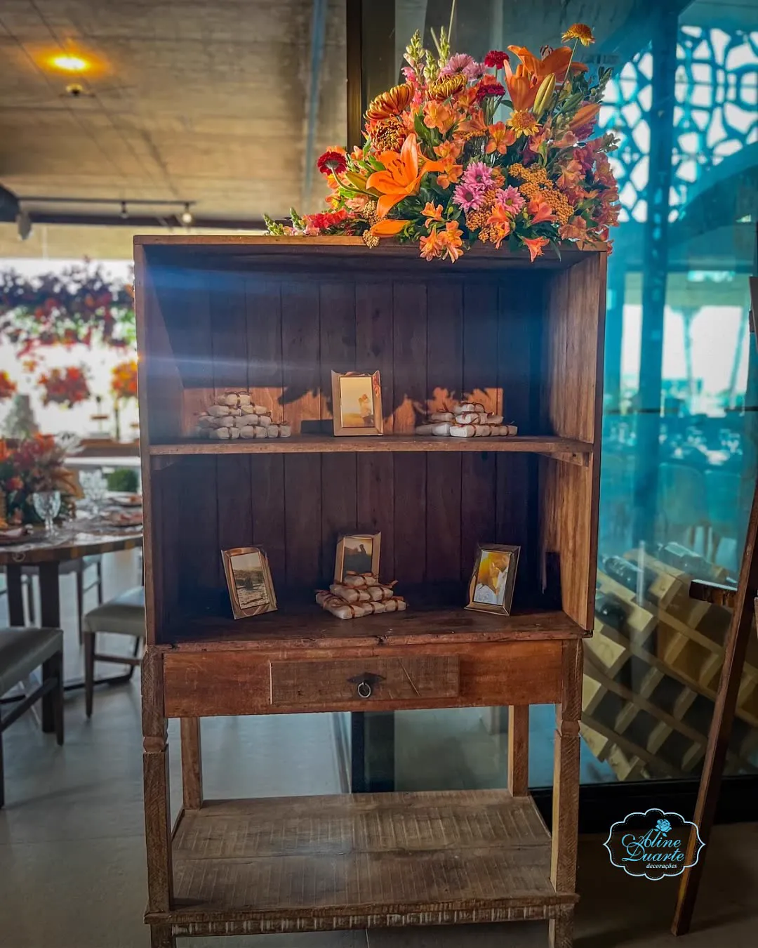Estante rústica de madeira decorada com flores